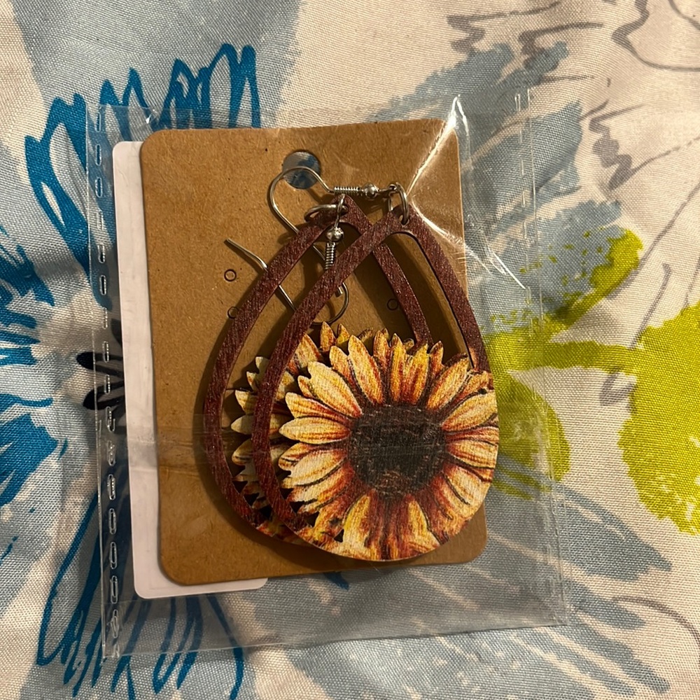 NWT Sunflower earrings (wooden)